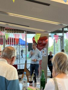 Vorstandssprecher Markus Peters spricht beim Dankesfest für Ehrenamtliche